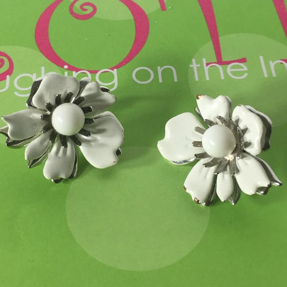 60s Sarah Coventry White Flower Clipon Earrings